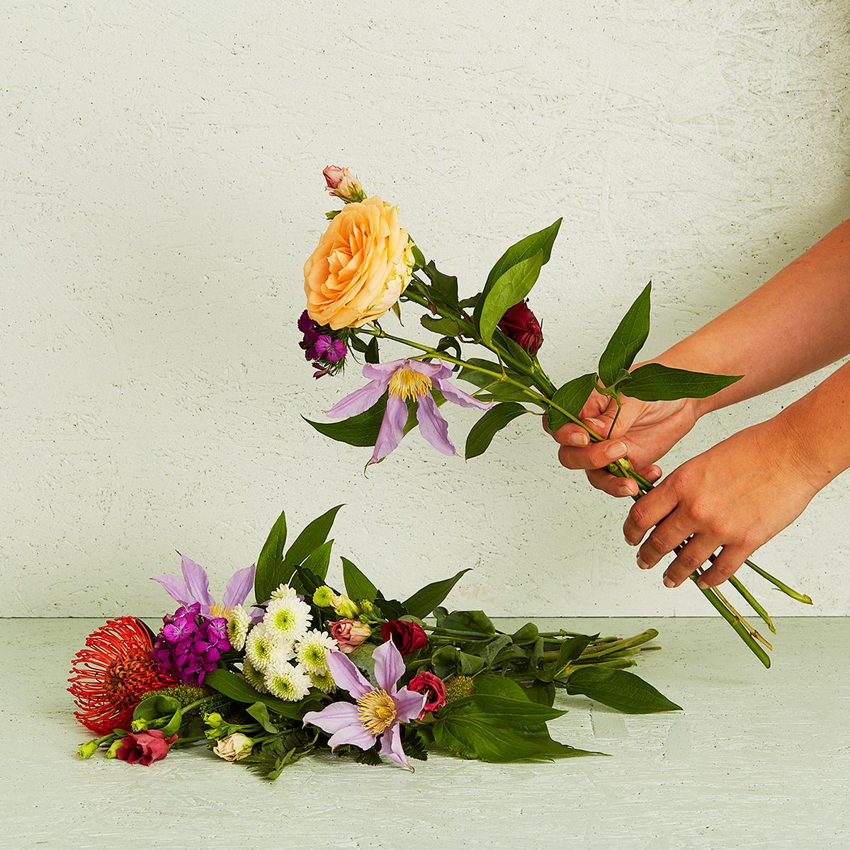 Floristens farverige kondolencebuket